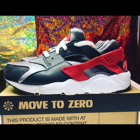 NIKE HUARACHES RUN
DARK SMOKE GREY UNV RED
Sz 3Y 
ADIDAS CLASSIC
Clean. 
2Y - Picture 2 of 8